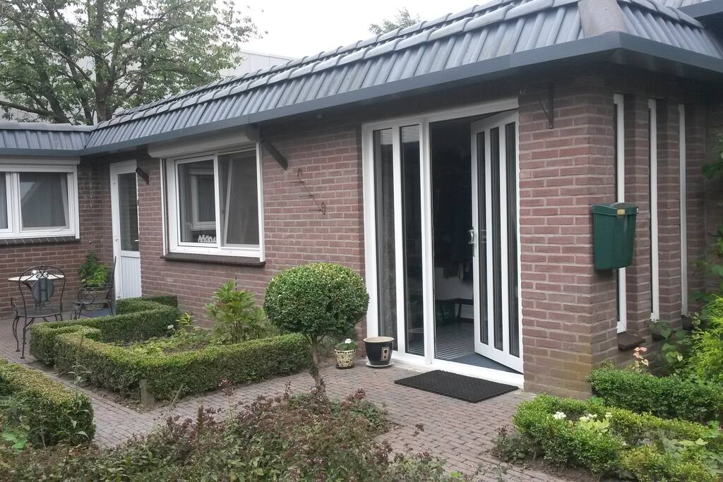 ingang B&B links van de voordeur.