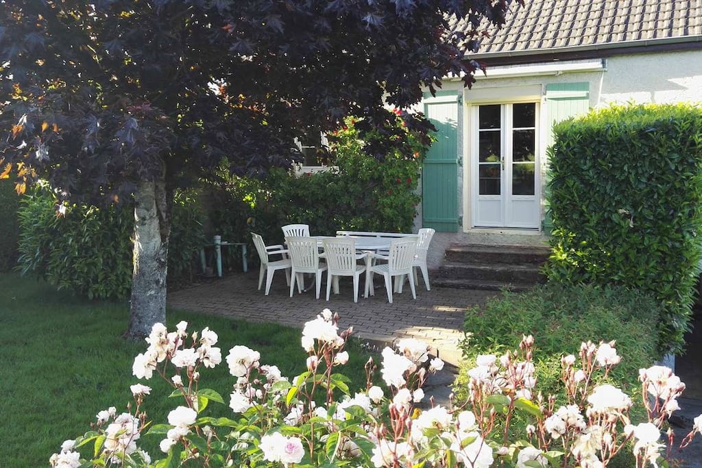 Agréable terrasse à l'ombre d'un érable