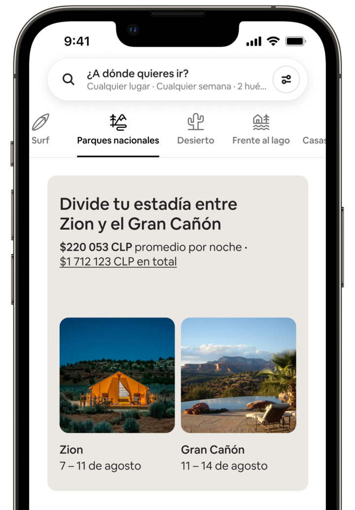 La pantalla de un celular muestra una estancia conectada de la categoría Parques nacionales. Junto al precio total de la propuesta, puede leerse “Divide tu estancia entre Zion y el Gran Cañón”. Debajo hay dos fotos, una al lado de la otra. La foto de Zion muestra una carpa amplia que brilla bajo un cielo oscuro. La foto del Gran Cañón muestra una alberca exterior con vista a la montaña. Debajo de cada una, los pies de foto contienen fechas que indican que el huésped pasaría 4 días en Zion y, después, 3 días en el Gran Cañón.