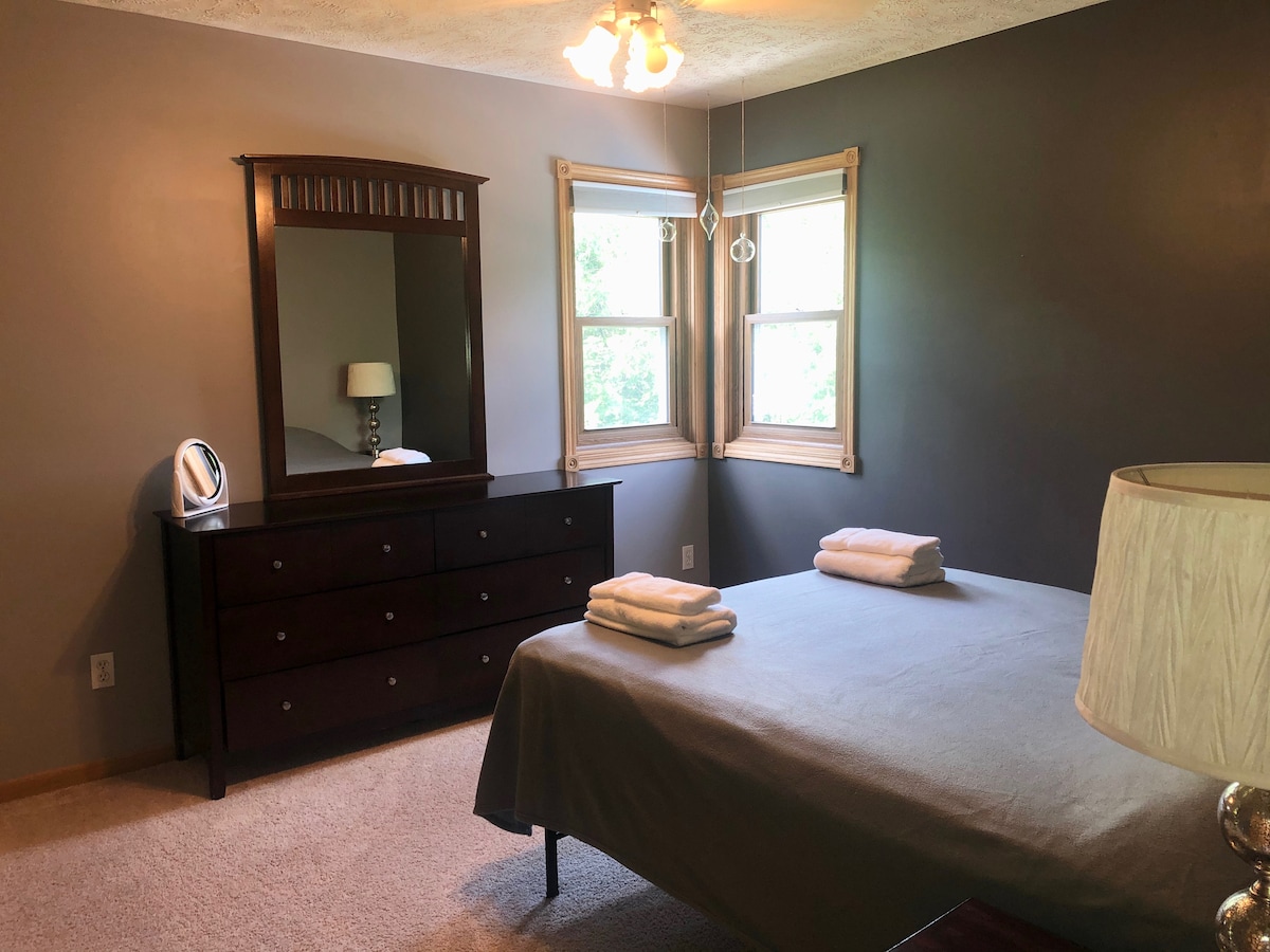 Slaapkamer #3 Queensize bed bovenverdieping 