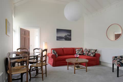 Top performing Airbnb: Stained Glass Cottage, Bakewell. Private parking in Bakewell
