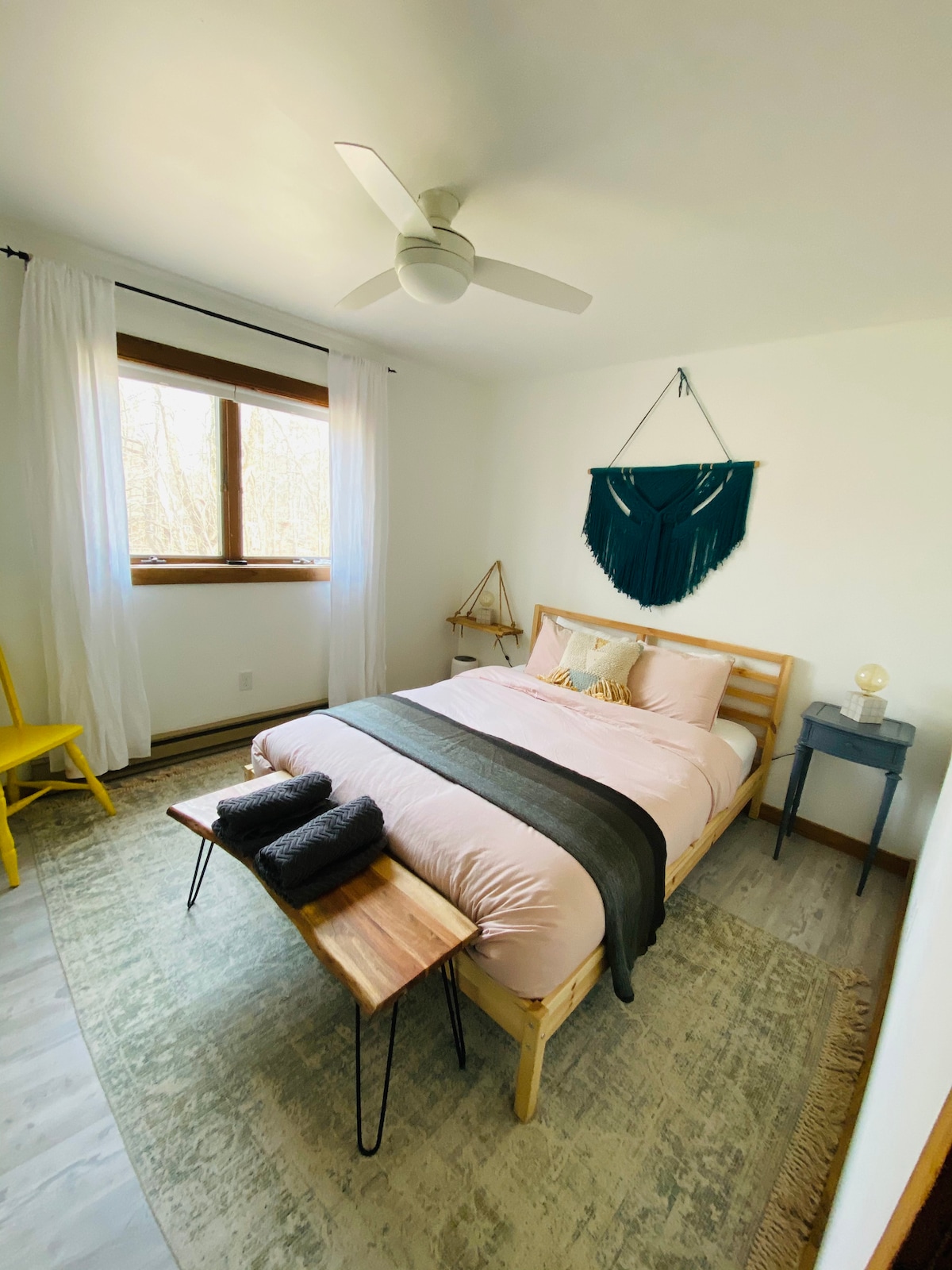 מיטת קווין סייז בקומה הראשית 