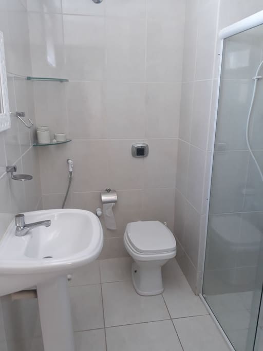 Amplo banheiro casal com box blindex