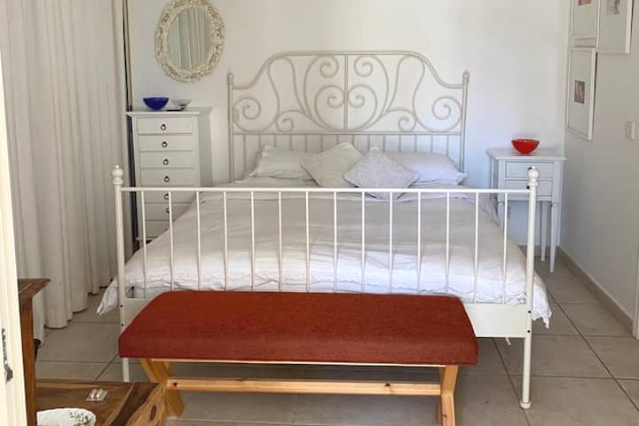 Spálňa s vlastnou kúpeľňou 2 - všetky spálne majú balkónové dvere, ktoré sa otvárajú na krytú verandu pri bazéne