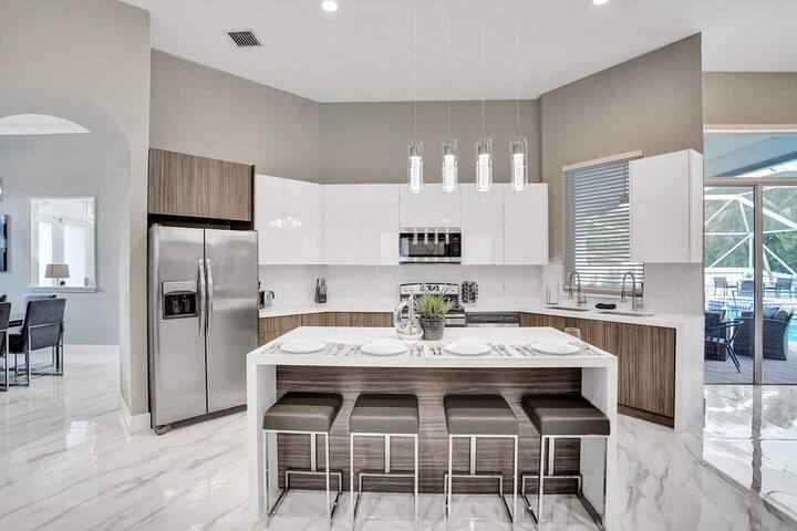 Luxurious 6BR Close to Beach with Pool/Game Room gallery image 5