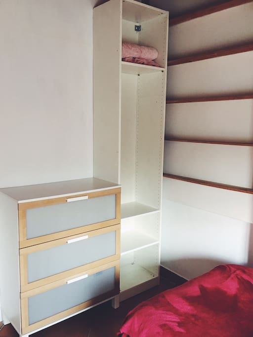 Mucho espacio para abrir la maleta y colgar la ropa