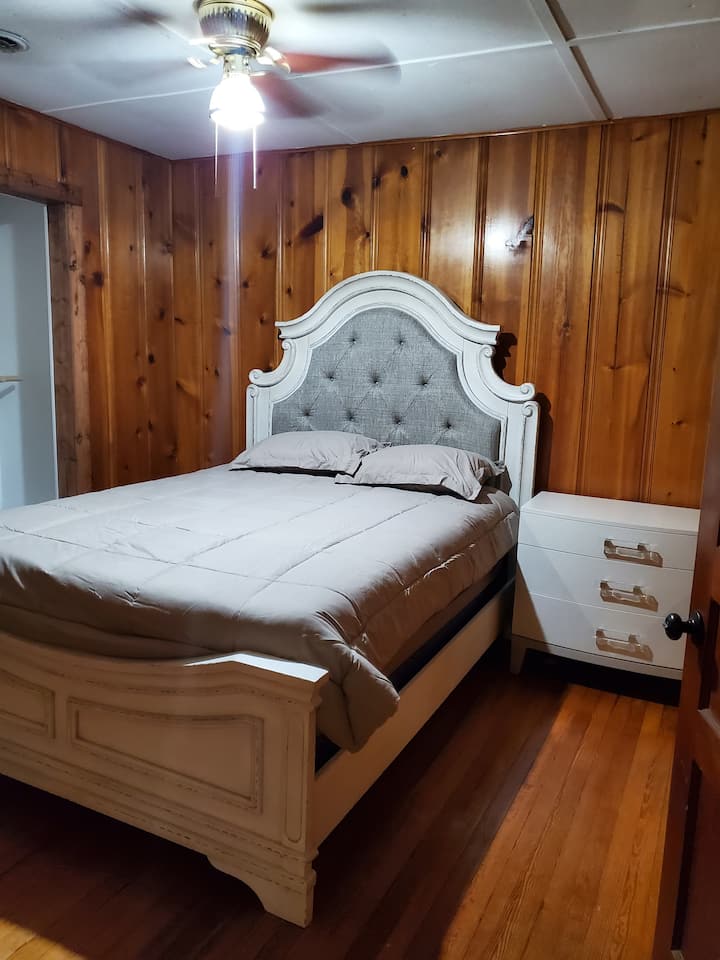 Na katu - bračni krevet (širine 150 - 179 cm) s VELIKIM ormarom, kupaonica
