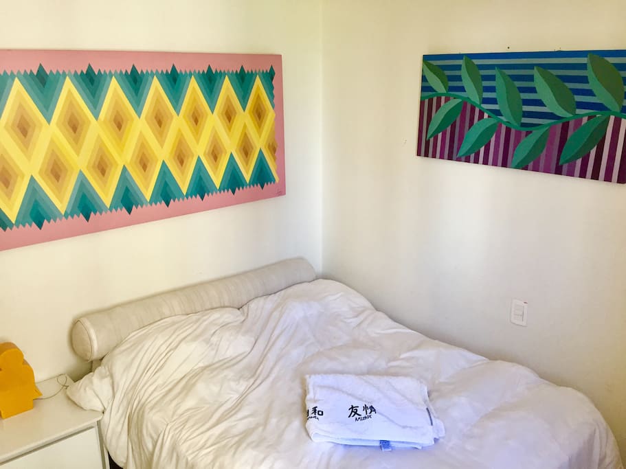 Suite c roupa de cama e toalha