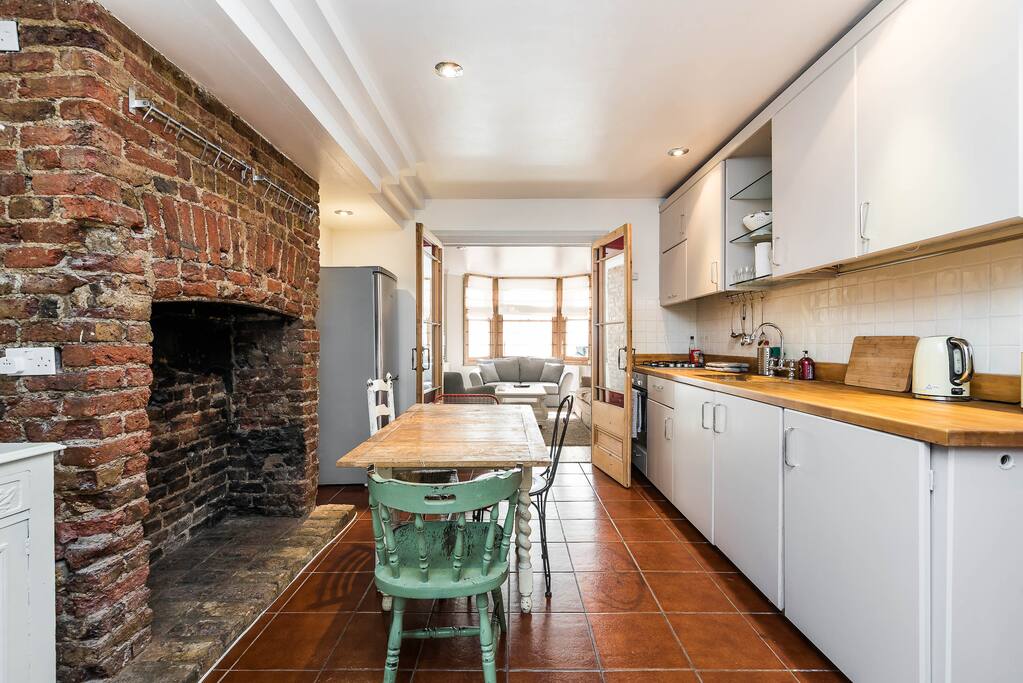 Modern, stylish, well equipped kitchen/dining area