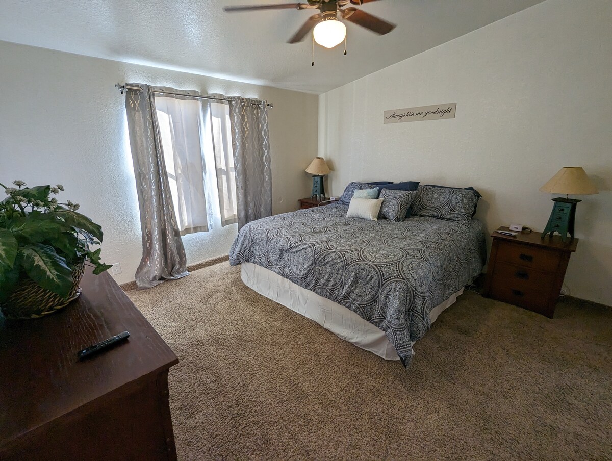 ห้องนอนใหญ่ • เตียงคิงไซส์ (2 เตียงคู่ XL) • โครงปรับอุณหภูมิได้ • พัดลมเพดาน