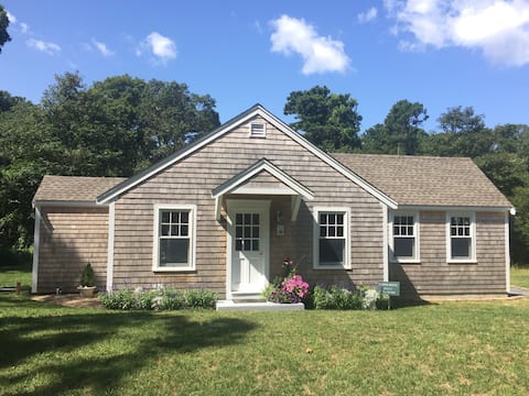 Charming Restored Cottage on the way to Nauset