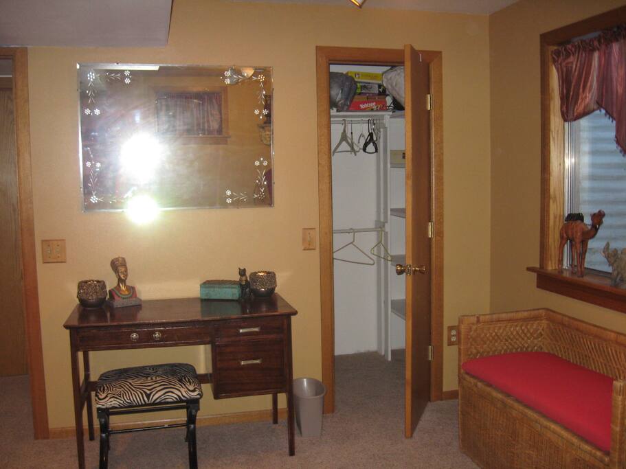BEDROOM & CLOSET