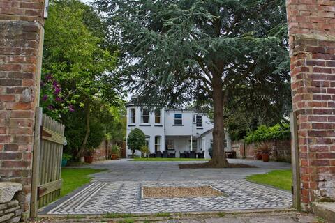 Large Grade II listed  Georgian House in Gosport