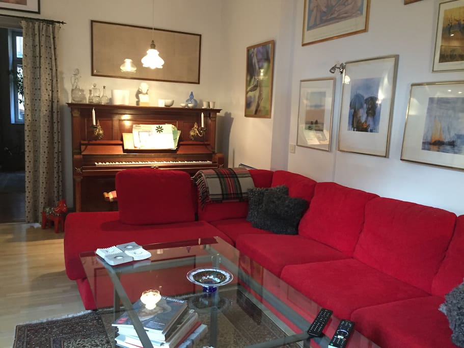 Vardagsrum m soffa och piano