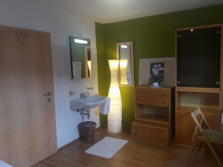 mit Waschbecken und Spiegelschrank