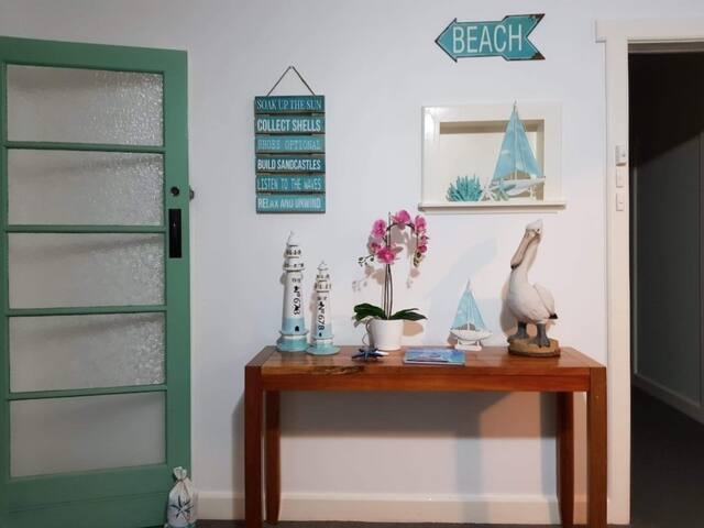 Little Ledge Beach House only 200m from the water gallery image 5