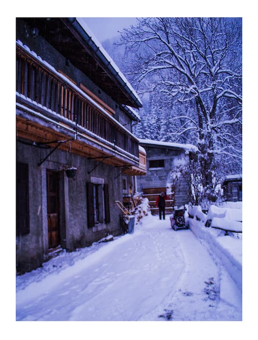 la casa si trova in
uno chalet di 250 anni nel cuore del villaggio les Grassonet
