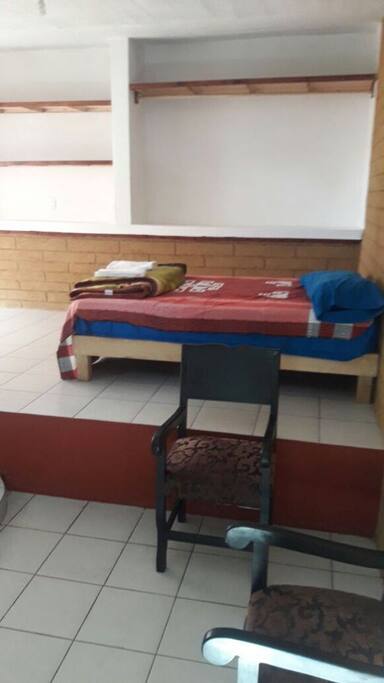 vista de la cama matrimonial con espacio de otra individual
