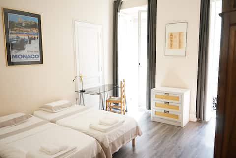 Top performing Airbnb: Sunny modern apartment in central Nice. in Nice