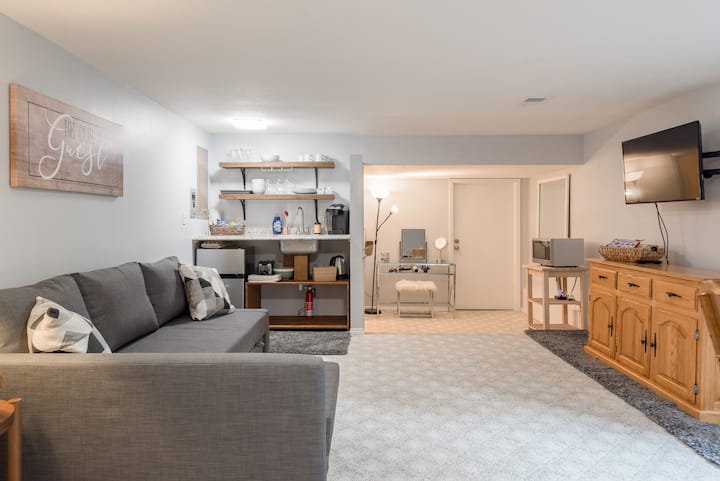 Kochi la starehe na eneo la TV