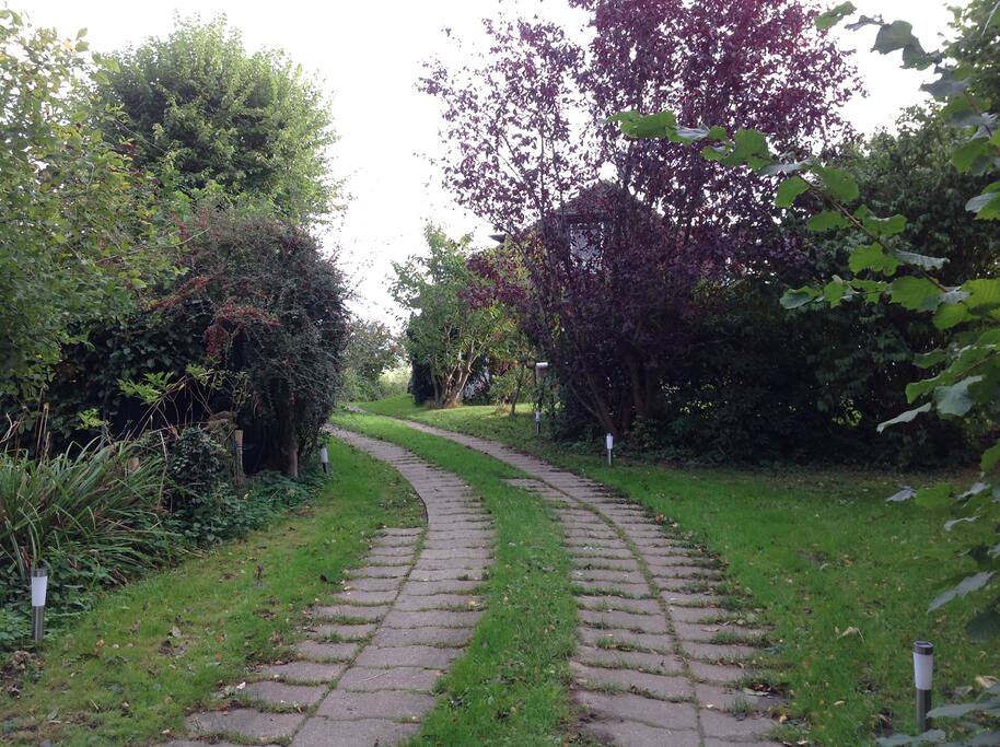 Auffahrt zum Haus, ab von der Straße. Am Haus links vorbei geht es zum separaten Eingang Eures Studios.