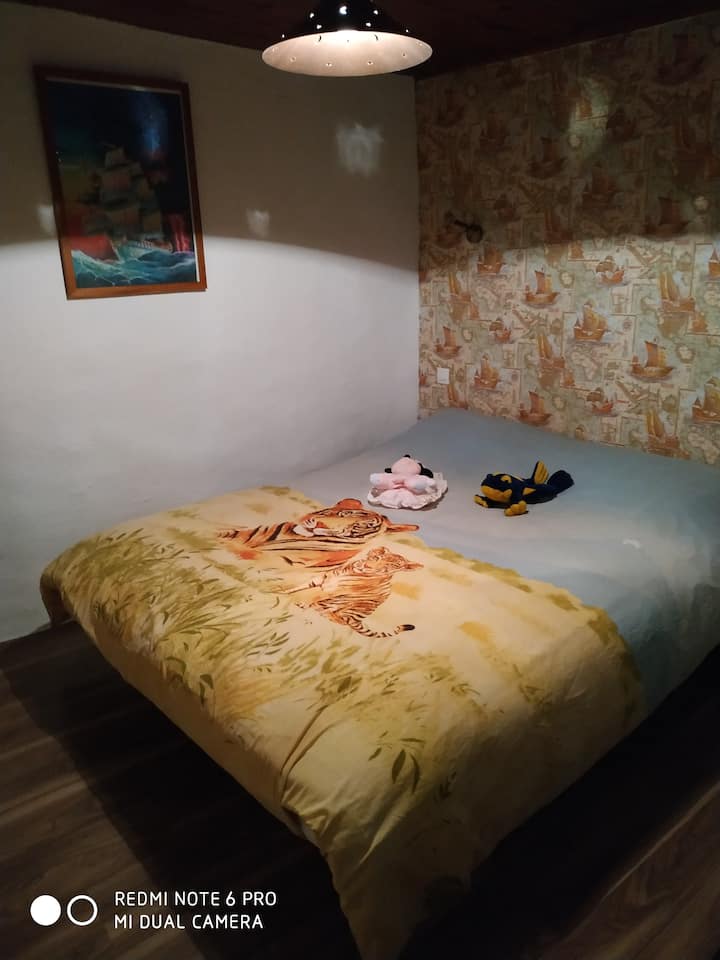 Druga spavaća soba ima bračni krevet. Nema prozor, ali se nalazi iznad garaže, ova je soba sačuvana od sunca, tako da je prirodno hladnija. Idealno za djecu