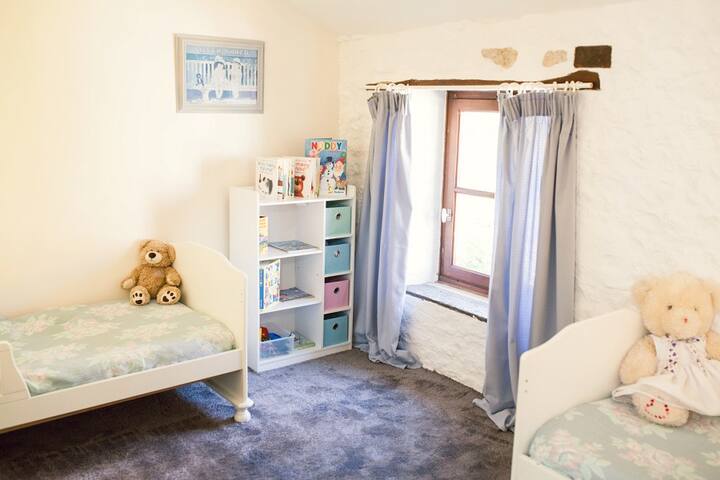 Უმცროსი ბავშვები, რომლებიც საძინებელს უახლოვდებიან