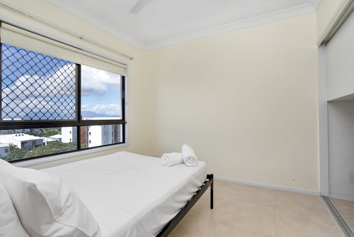 חדר השינה השלישי מואר היטב ומרוהט במיטה זוגית עם מצעים איכותיים.
