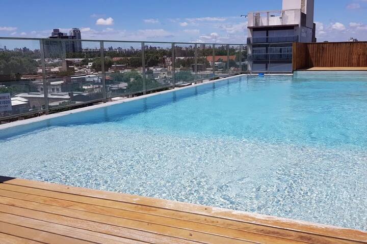 Dpto sobre la costanera, moderno p/3 personas.-