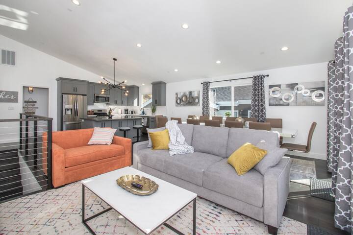 Stylish 4BR Ocean View Retreat – Modern & New!