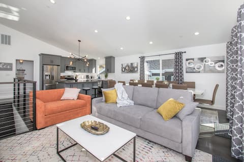 Stylish 4BR Ocean View Retreat - Modern & New!