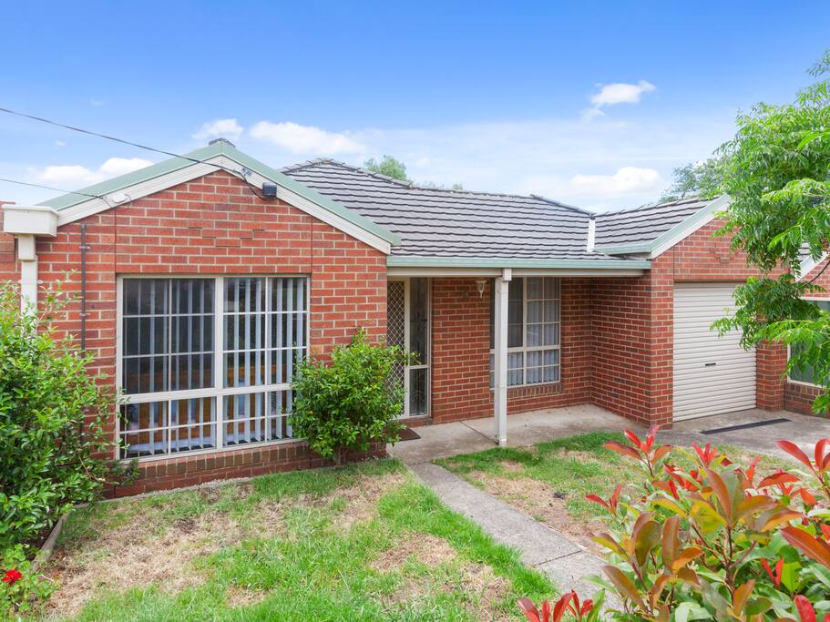 B v home. четырёхэтажный особняк с бассейном в нью-йорке. пиктограмма жилье. домик в американском стиле. современный дом.