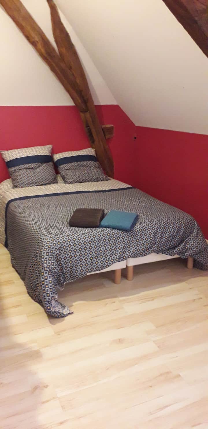 房间7 ：「宿舍」，配有一张双人床、两张双层床和一张单人床（位于二楼）