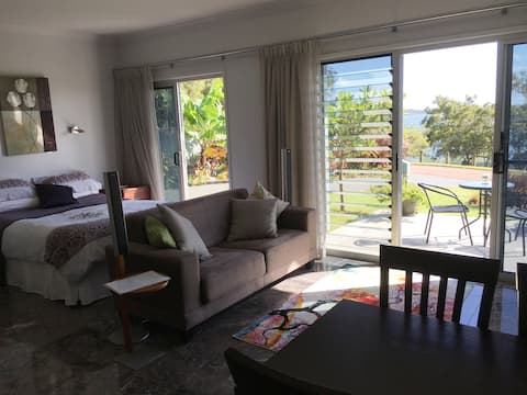 Top Airbnb: Relax by the Bay Waterfront Ground Floor Flat in Brisbane