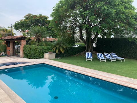 Top performing Airbnb: Family oasis in Cocoyoc: poll, jacuzzi and more. in Cocoyoc