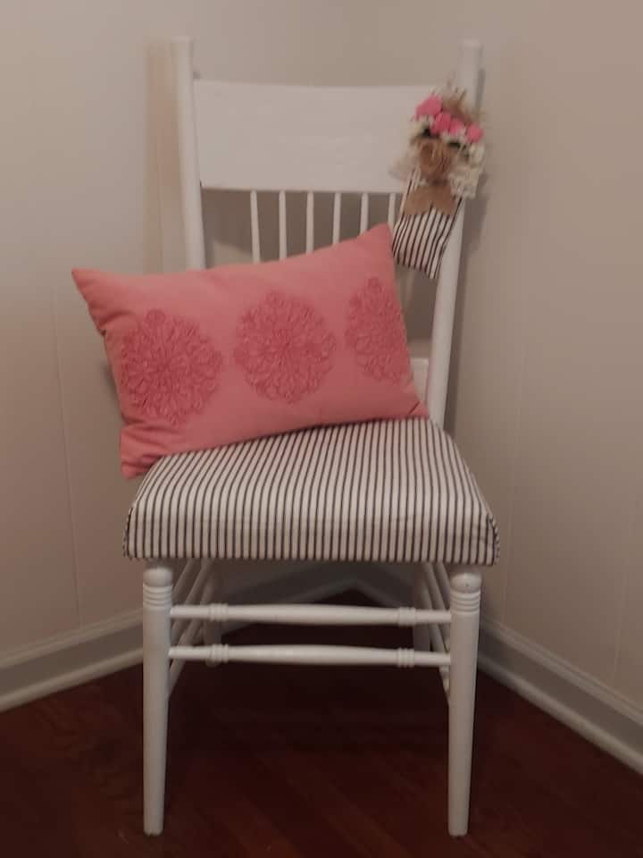 Nuova sedia aggiunta alla camera da letto.