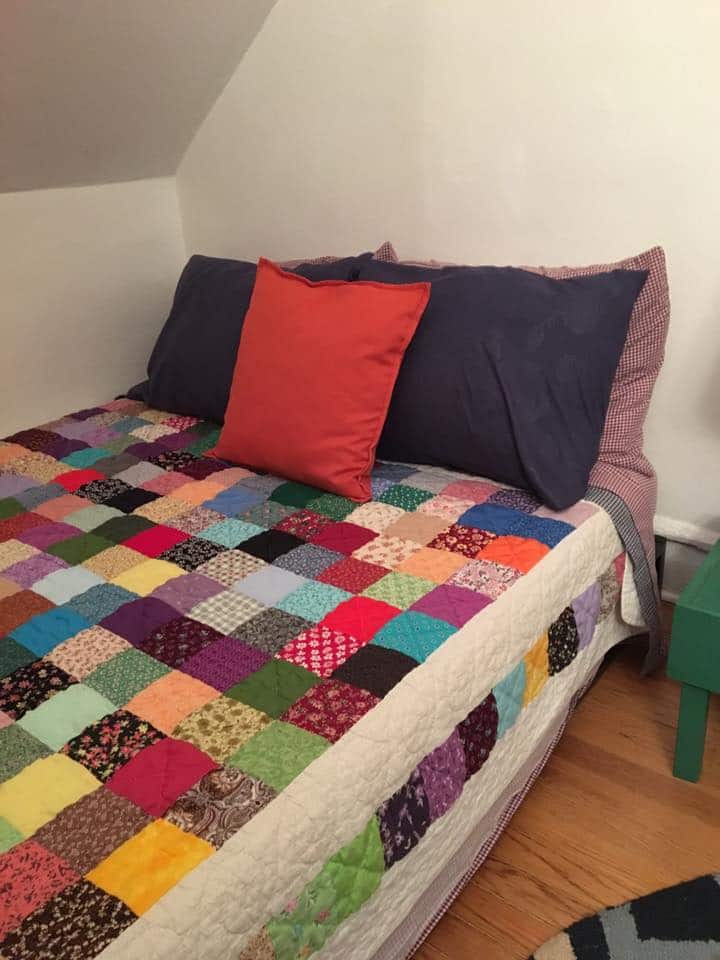 เตียงเต็มรูปแบบในห้องนอนที่อบอุ่น