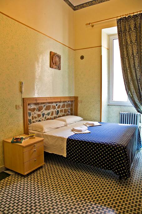 Camere spaziose (fino a 4 persone) con bagno privato. Tasse, servizio pulizia e colazione inclusi.