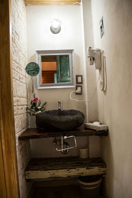 Baño con un toque rustico