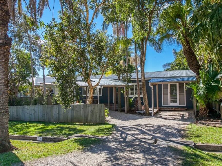 Palm tree lined street in quiet, residential area, only a 3-5 min walk to everything in Byron.