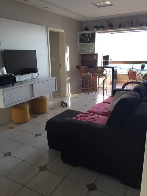 Sala com churrasqueira e sacada em frente ao mar