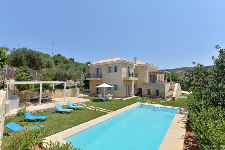 Keronia Villa, cozy villa with private pool