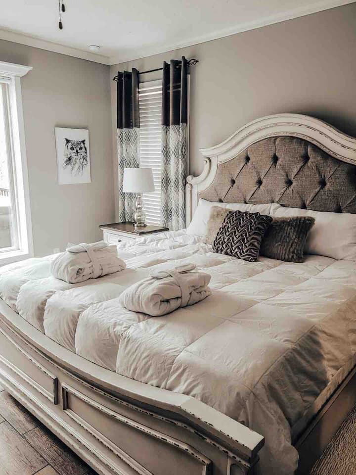 Დიდი ლუქს-კლასის მთავარი საძინებელი დიდი საწოლითა და მთავარი სააბაზანოთი. 