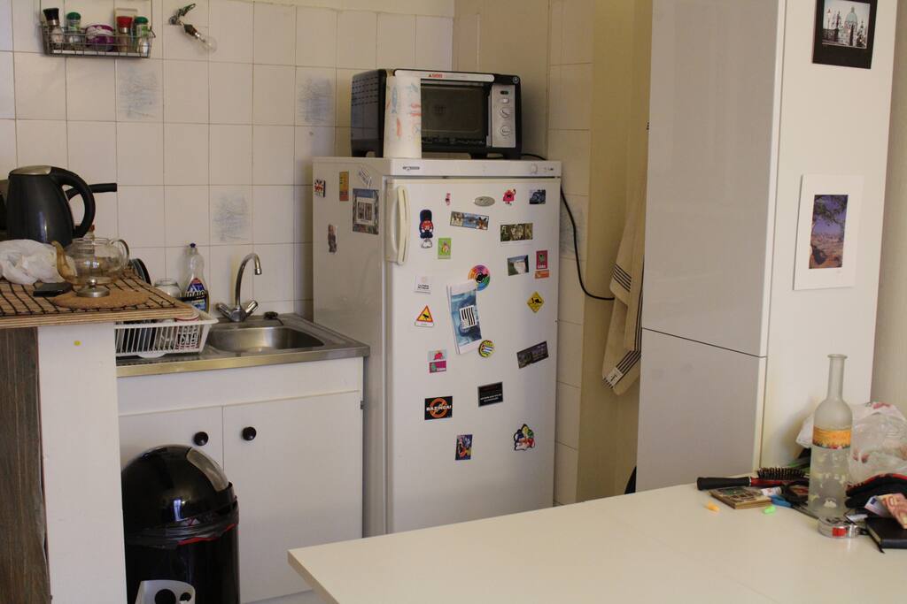 Une cuisine très fonctionnelle avec un grand frigo et de nombreux rangements à votre disposition.