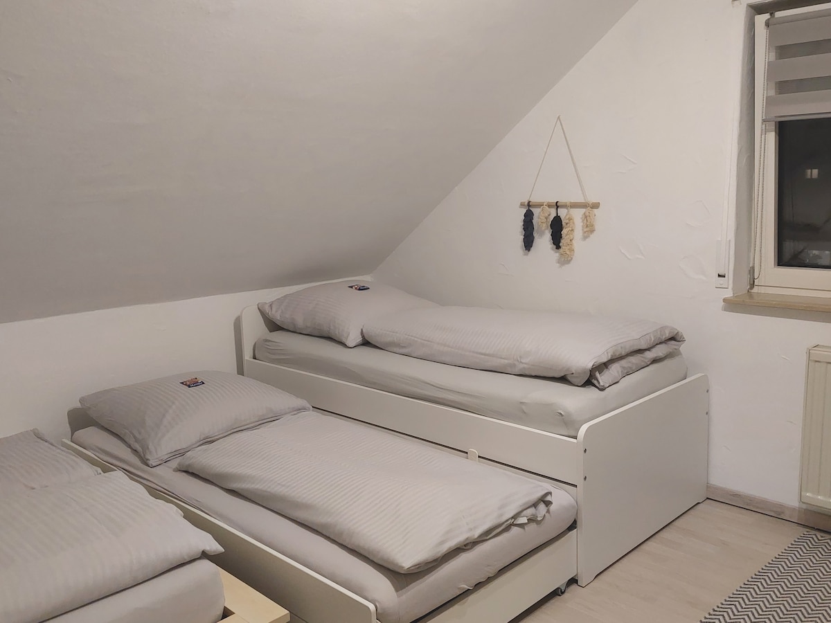 作为一种选择，我们最近还提供了拉出狭窄床铺的选择，因此共有6人的空间（卧室里有4人，客厅的沙发床上有2人）。