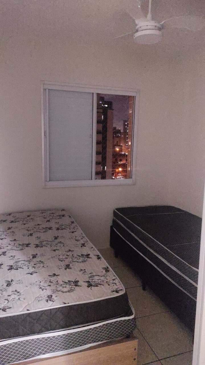 חדר אורחים עם 2 מיטות יחיד ו -3 מזרנים נוספים... מאוורר תקרה 