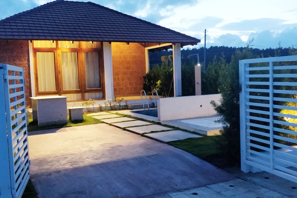 PRIVATE VILLA WITH POOL
ENTRANCE AND WITH PARKING
