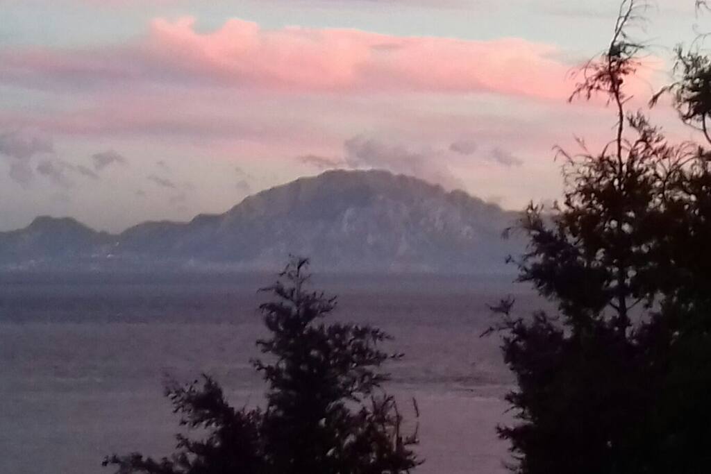 vistas desde la terraza al estrecho de Gibraltar y costa de Africa