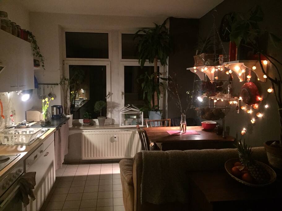 Küche bei Nacht. Gerade nicht zu sehen: Morgensonne.