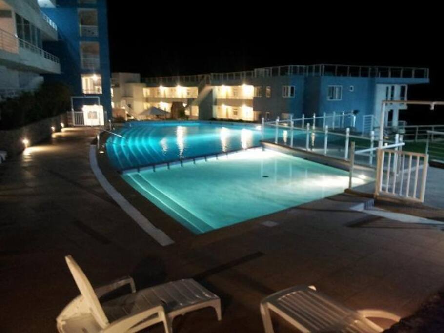 Piscina al aire libre 1, zona baja.